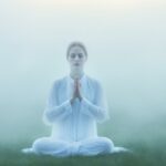 What does an aura with a misty appearance indicate?